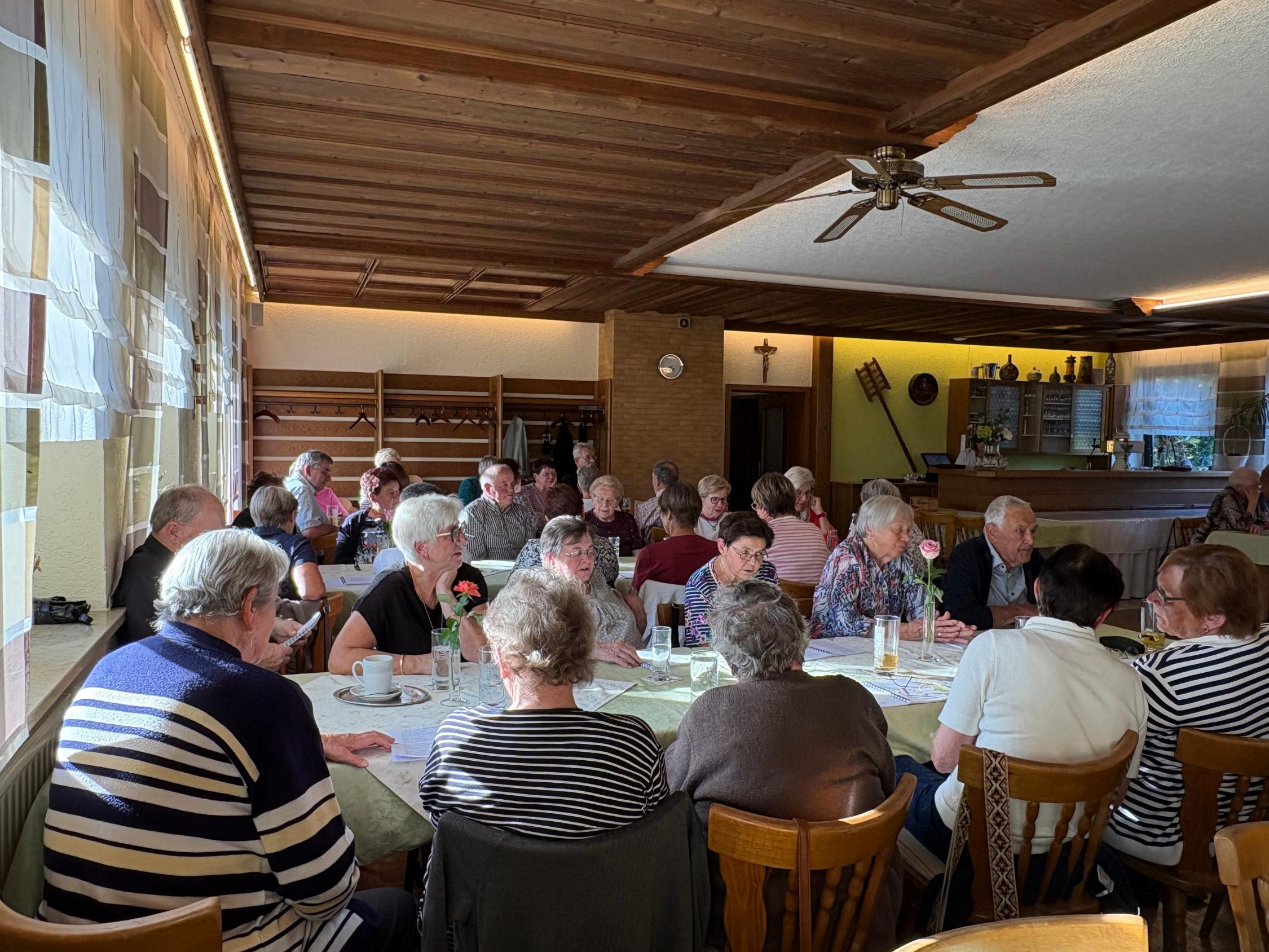 Bild vom Wirtshaussingen 2027 mit Besucherinnen und Besuchern