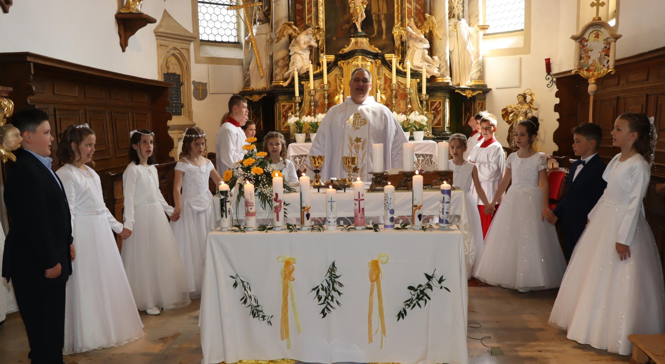 Erstkommunion in Modschiedel, Pfarrer Montag mit Kommunionkinder um Altar, Gebet